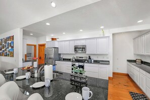 Fridge, microwave, oven, stovetop - Lago Vista in Donnelly: Spacious Retreat on Lake Cascade | 4 Miles to Tamarack | Room for Toys (Donnelly)