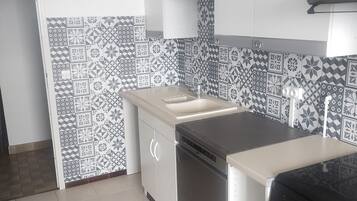 Een microgolfoven, een oven, een kookplaat, een vaatwasser