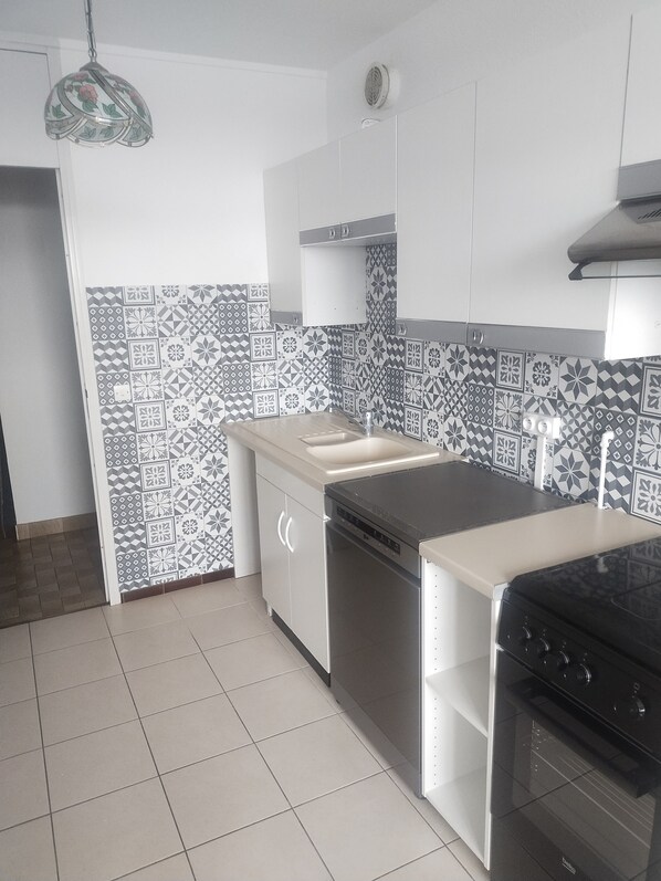 Micro-ondes, four, plaque de cuisson, lave-vaisselle