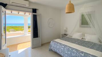 Een kluis op de kamer, een strijkplank/strijkijzer, gratis wifi