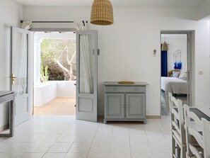 1 habitación, tabla de planchar con plancha, wifi gratis y ropa de cama