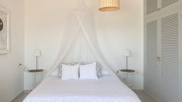 Een kluis op de kamer, een strijkplank/strijkijzer, gratis wifi