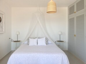 1 slaapkamer, een kluis op de kamer, een strijkplank/strijkijzer