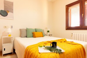 3 quartos, ferros/tábuas de passar roupa, berço de viagem, roupa de cama