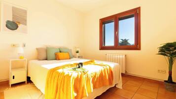 4 bedrooms, iron/ironing board, bed sheets