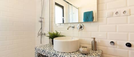Dusche, Haartrockner, Bidet, Handtücher