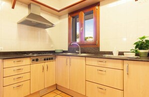 Køleskab, mikrobølgeovn, ovn, kogeplade