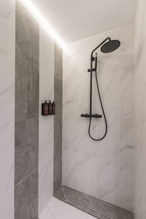 Deluxe Apartment | Bathroom | Shower, rainfall showerhead, hair dryer, towels