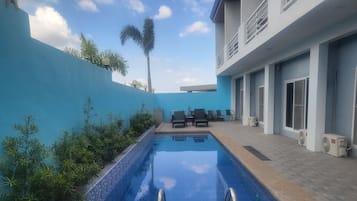 3 つの屋外プール、営業時間 8:00 ~ 11:00、プール パラソル、サンラウンジャー