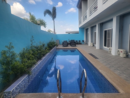 3 piscinas al aire libre, sombrillas, sillones reclinables de piscina