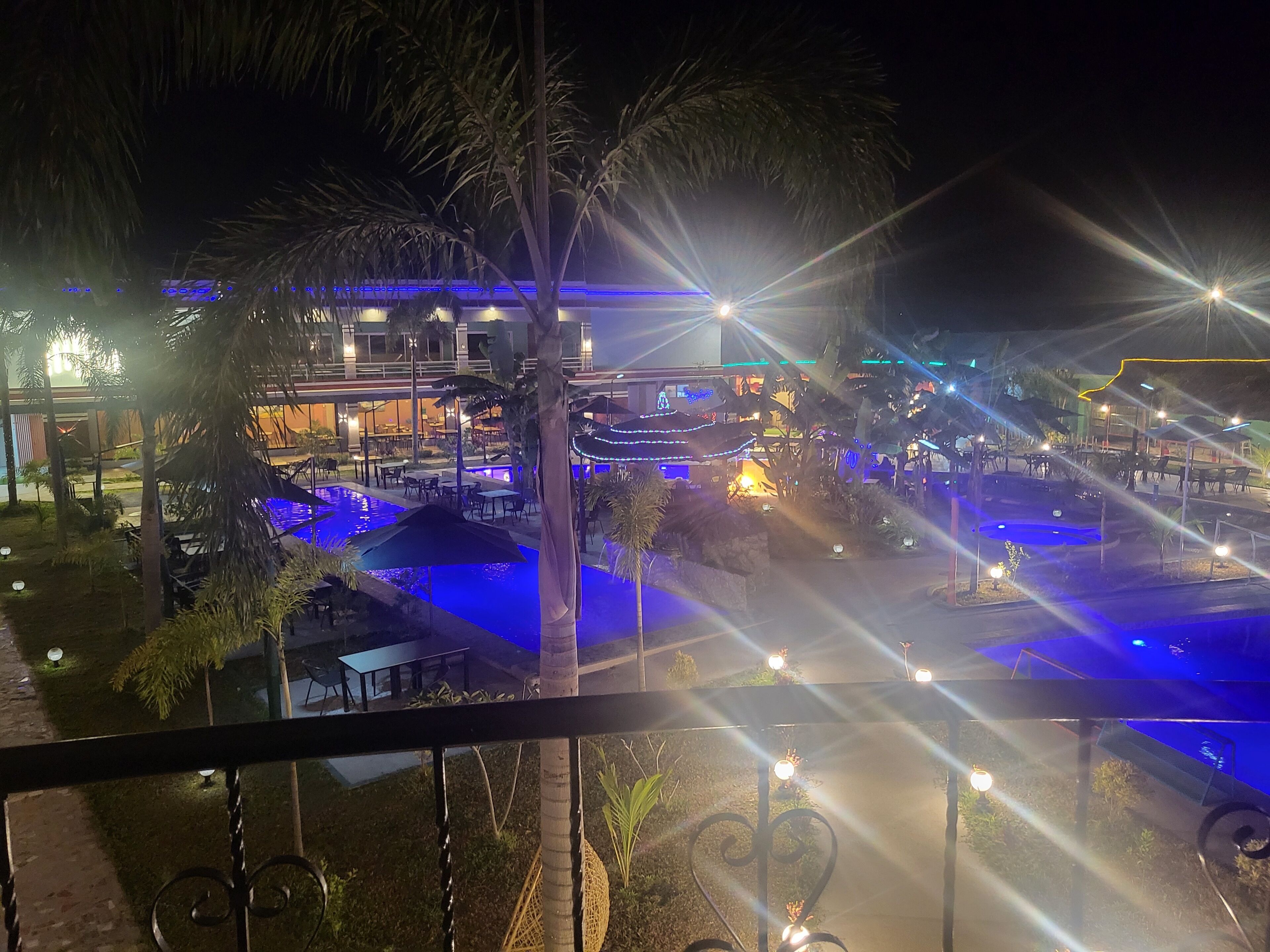 3 albercas al aire libre, sombrillas en la alberca y camastros 