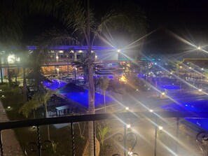3 piscines extérieures, parasols de plage, chaises longues