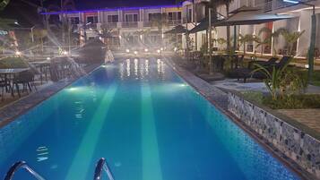 3 buitenzwembaden, parasols bij het zwembad en ligstoelen