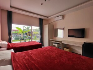 Chambre Deluxe avec lits jumeaux | Coffres-forts dans les chambres, bureau