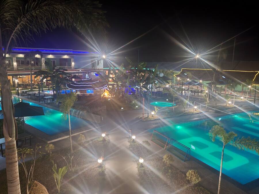 3 piscinas externas, funciona das 8h às 11h, guarda-sóis