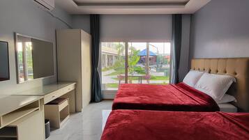 Familie vierpersoonskamer | Een kluis op de kamer, een bureau, een laptopwerkplek