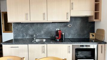 Réfrigérateur, micro-ondes, lave-vaisselle, cafetiÚre/bouilloire