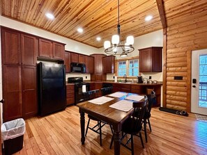 Kylskåp, mikrovågsugn, ugn och spishäll