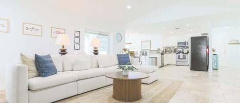 Fernseher, Videospiele, Bücher, Arbeitsbereiche