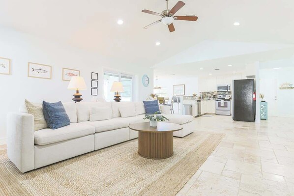 Fernseher, Videospiele, Bücher, Arbeitsbereiche