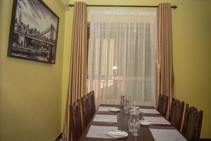 Family Apartment | Ruang tamu | 24 inci sebuah televisyen pintar dengan digital 