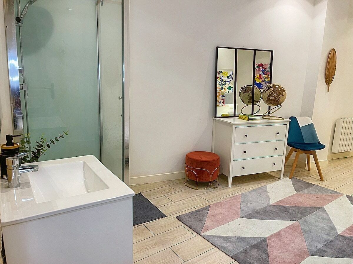 Douche, sèche-cheveux, bidet