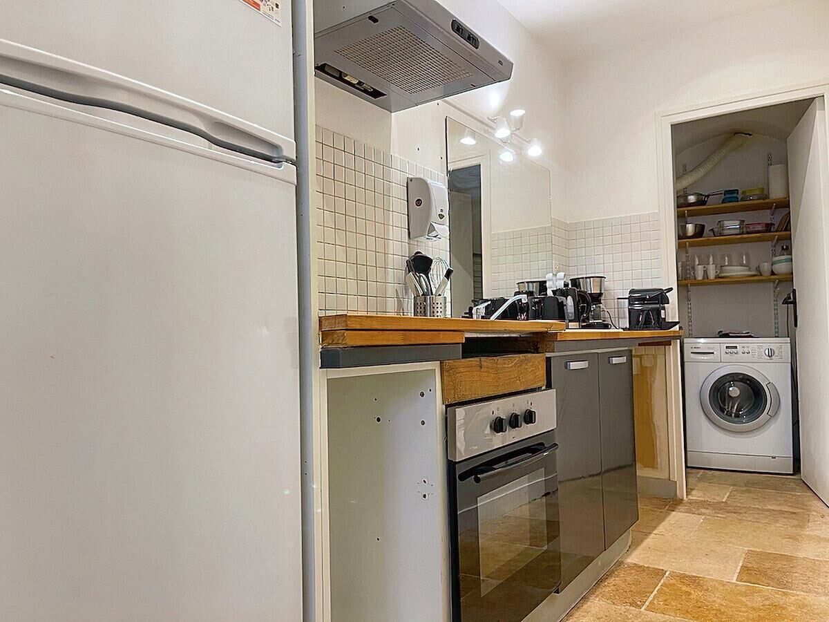 Een koelkast, een microgolfoven, een oven