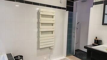 Chuveiro, secador de cabelo, bidê