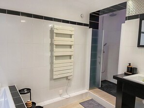 Douche, sèche-cheveux, bidet