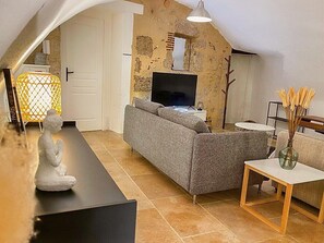 TV, books - Charming Troglodyte in Blois – A Unique Experience in the Heart of the Loire Valley (Blois)