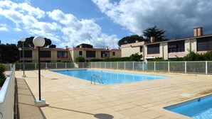 A swimming pool with a tiled deck, surrounded by a white fence. - Apartment for 5 with Pool, Tennis, Parking - 500m from Beach (Argelès-sur-Mer)