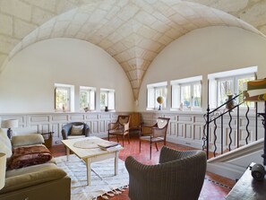 TV, ping pong - Stunning Renovated Mas with Pool in Peaceful Mouriès Countryside (Mouriès)