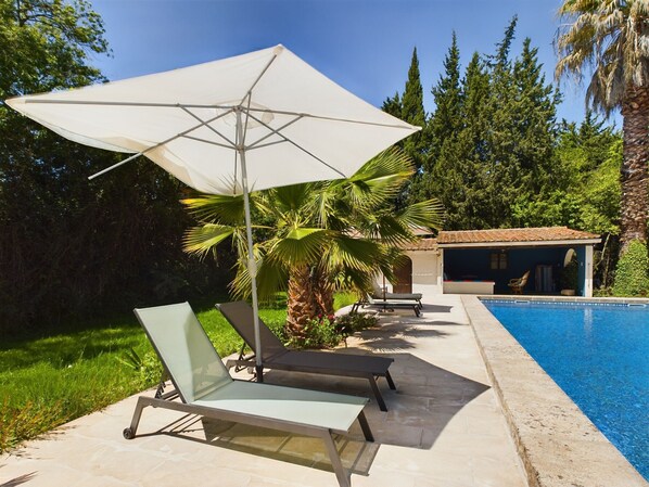 Pool - Stunning Renovated Mas with Pool in Peaceful Mouriès Countryside (Mouriès)