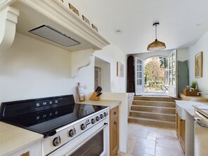 雪櫃、微波爐、焗爐、爐具