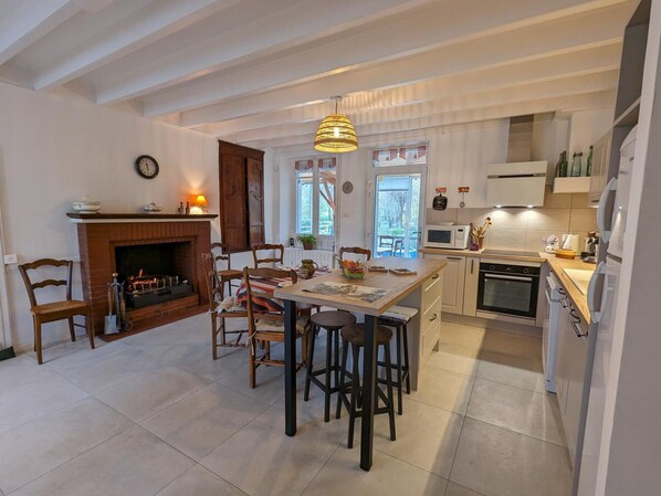 Fridge, microwave, dishwasher, high chair - Rustic old mill with garden, WIFI and parking, pets allowed (Saint-Mary)