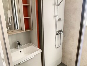 Hair dryer - Modern 3-Bed, 2-Bath Mobile Home in Central Jullouville, Steps from Beach & Shops (Jullouville)