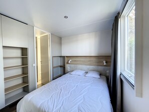 3 bedrooms, free WiFi - Modern 3-Bed, 2-Bath Mobile Home in Central Jullouville, Steps from Beach & Shops (Jullouville)