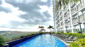 4 outdoor pools, open 6:00 AM to 10:00 PM, pool loungers