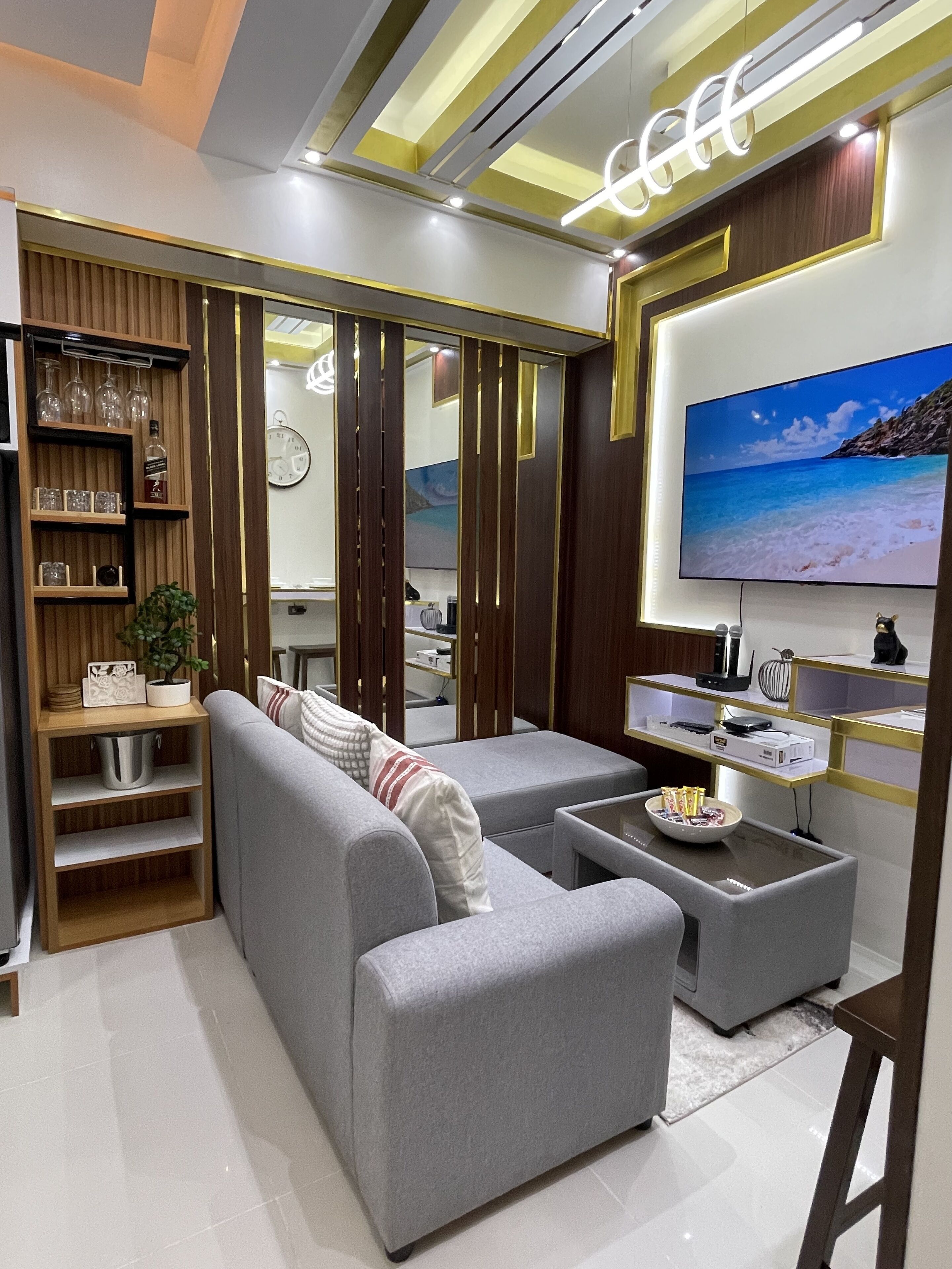 Condo premium, 2 quartos, para não fumantes, vista para a baía | Sala de estar | Smart TV 55 polegadas com canais digitais, Netflix