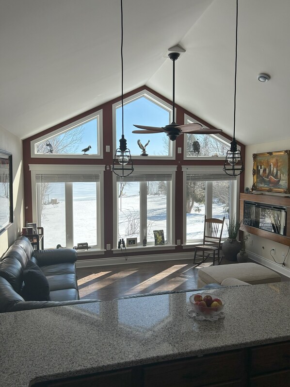 TV, fireplace, stereo - 10 acres all to yourself! Escape to our bungalow. Family and Pet friendly. (Sydney)