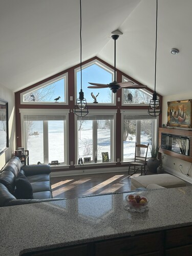 10 acres all to yourself! Escape to our bungalow. Family and Pet friendly.