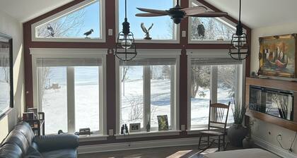 10 acres all to yourself! Escape to our bungalow. Family and Pet friendly.