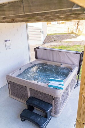Outdoor spa tub