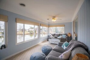 تلفزيون، مدفأة، مكتب