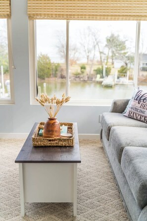 تلفزيون، مدفأة�، مكتب