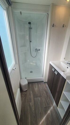 Shower, hair dryer, towels - "mobil-home Sweet Home" : 32 m² 3 Chambres, 6 Personnes, au Calme Avec Jardin (Houlgate)