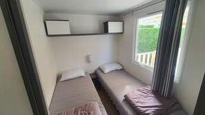3 bedrooms, in-room safe, free WiFi, bed sheets - "mobil-home Sweet Home" : 32 m² 3 Chambres, 6 Personnes, au Calme Avec Jardin (Houlgate)