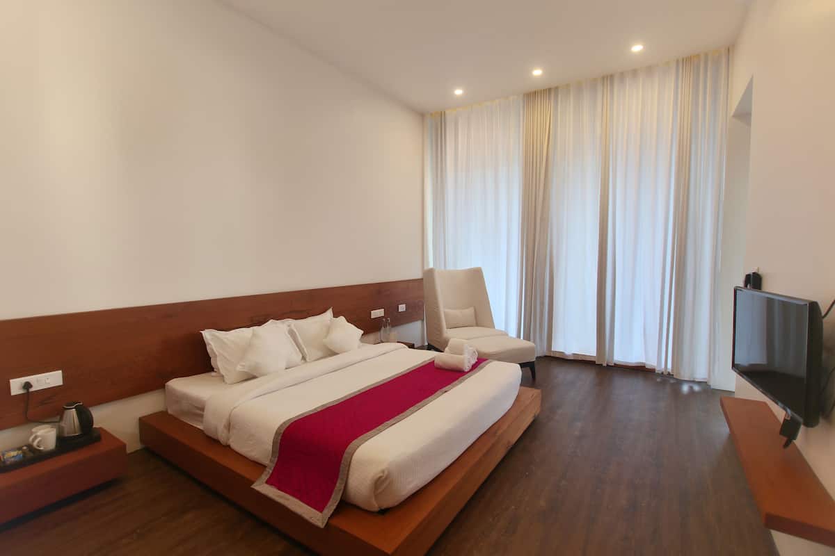 Deluxe Room | 1 bedroom, desk, laptop workspace, free WiFi