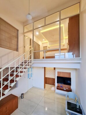 复式 | 办公桌、笔记本电脑工作区、免费 WiFi