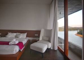 Quarto luxo | Escrivaninha, espaço de trabalho para notebook, Wi-Fi de cortesia